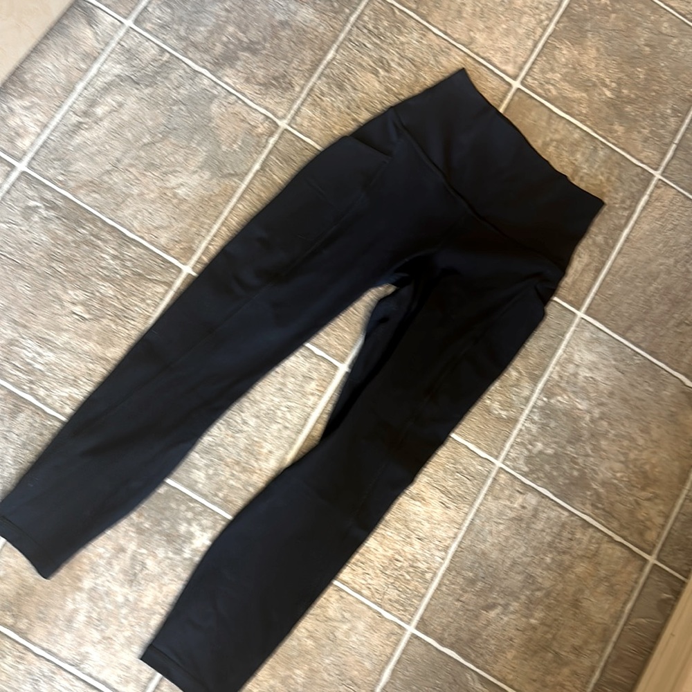 Black size 4 Lululemon Align crop leggings with pockets
